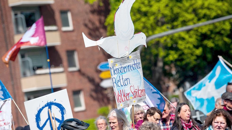 Die Teilnehmer der Ostermärsche - hier in Hamburg - wünschen sich weltweiten Frieden. Die Realität sieht anders aus. Foto: Daniel Bockwoldt/dpa