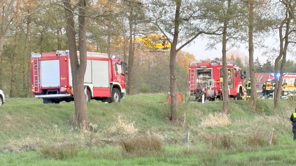Die Feuerwehr war mit zahlreichen Kräften vor Ort. Im Einsatz waren auch die Polizei, der Rettungswagen mit Besatzung und weitere Einsatzkräfte. Foto: Janßen