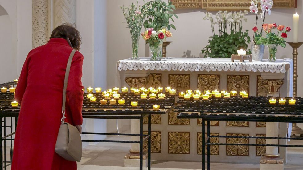 Papst Franziskus ist am Ostermontag im Alter von 88 Jahren verstorben. In Osnabrück zündeten Kirchgänger Kerzen in Gedenken an. Foto: Jörn Martens