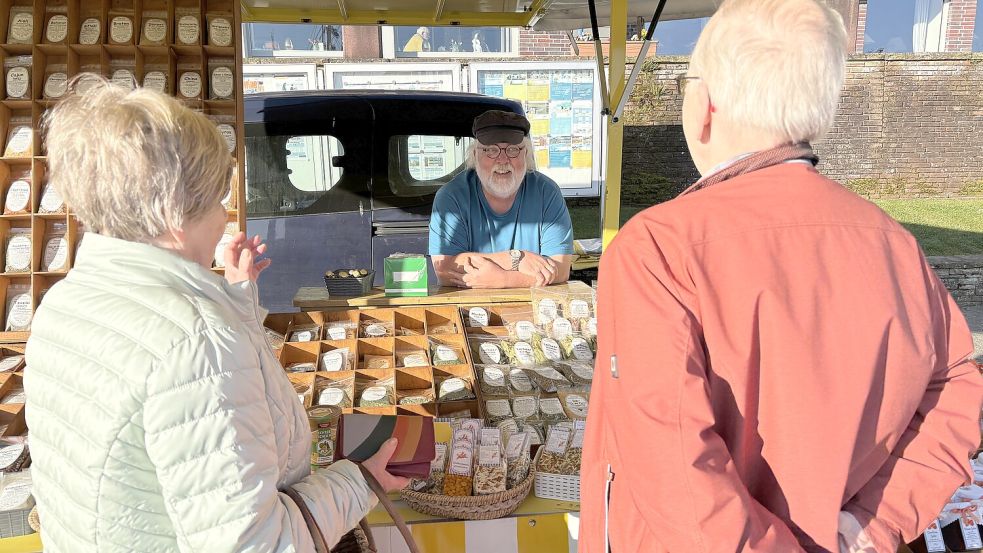 Andreas Kühn plaudert schon morgens ausgedehnt mit Kunden. Viele kommen Jahr für Jahr auf den Wochenmarkt. Man kennt sich und bringt sich gegenseitig auf den neusten Stand. Foto: Ullrich