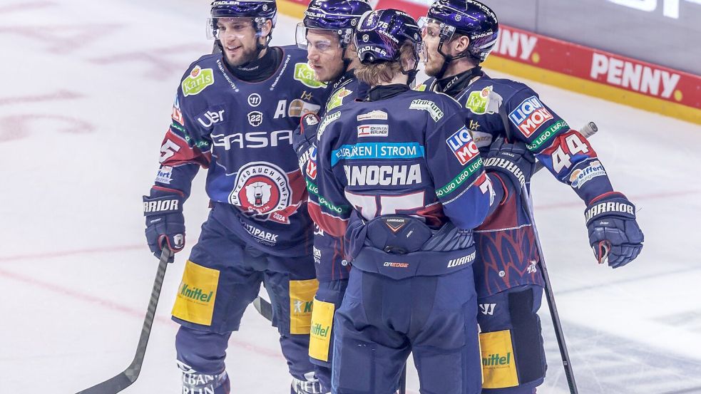 Nationalspieler Leonhard Pföderl (2. v.l.) gelang beim Sieg der Eisbären Berlin im dritten DEL-Finale gegen die Kölner Haie ein Hattrick. Foto: Andreas Gora/dpa