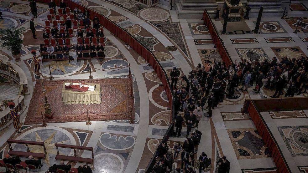Zuletzt war der emeritierte Papst Benedikt XVI. im Januar 2023 im Petersdom öffentlich aufgebahrt. (Archivbild) Foto: Michael Kappeler/dpa