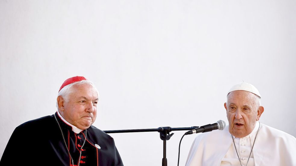 Der Erzbischof von Marseille, Jean-Marc Aveline (l), gilt wie der verstorbene Papst Franziskus als volksnah. (Archivbild) Foto: Yara Nardi/Reuters/dpa