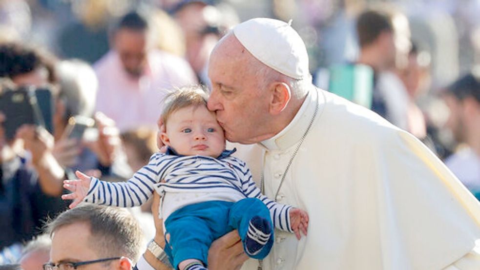 Franziskus galt als sehr volksnaher Papst. (Archivbild) Foto: Andrew Medichini/AP/dpa