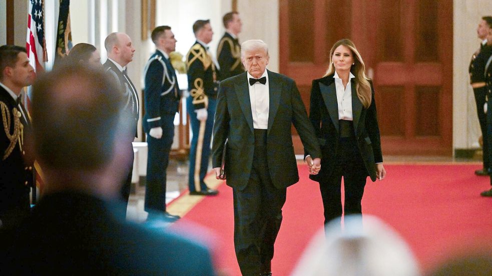 US-Präsident Trump und seine Ehefrau Melania reisen zur Bestattung des Papstes. Foto: Uncredited/Pool/dpa