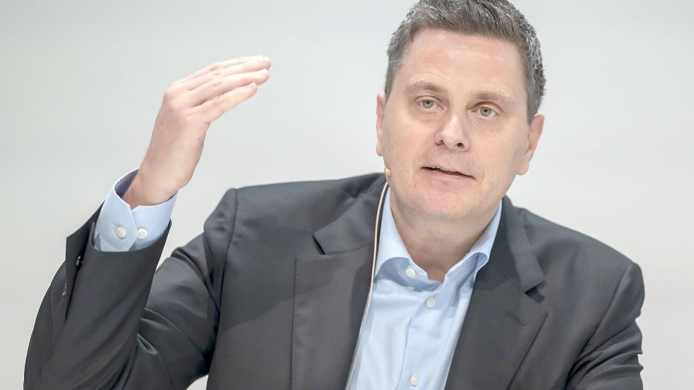Roche-Chef Schinecker will in den nächsten fünf Jahren 50 Milliarden US-Dollar in den USA investieren. Foto: Georgios Kefalas/KEYSTONE/dpa
