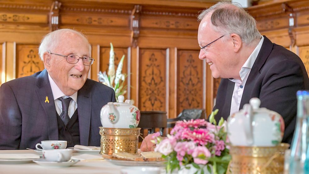 Ministerpräsident Stephan Weil (rechts) besuchte den Holocaust-Überlebenden Albrecht Weinberg bei einer Teerunde im Leeraner Rathaus. Foto: Ortgies