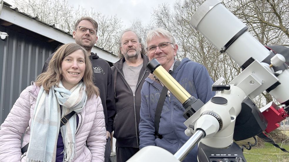 34 Mitglieder zählt der Astronomie-Club Ostfriesland – und es werden mehr. Diese vier Hobby-Astronomen sind schon lange dabei: (von links) Sabrina Enderle-Kleb, Markus Braun, Arthur Weber, Norbert Thönsen. Foto: Kubassa