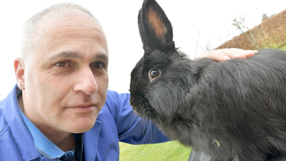 Andreas Hippen aus Ihlow züchtet unter anderem Fuchskaninchen. Foto: Ortgies