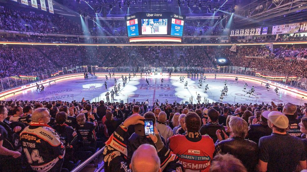 Auch vor den Spielen gedenken die Eisbären Berlin ihres verstorbenen Teamkollegen Tobias Eder. Foto: Andreas Gora/dpa