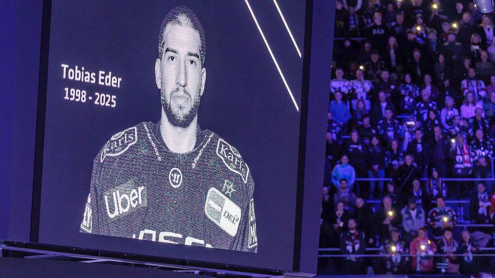 An Tobias Eder wird während der Eisbären-Spiele weiterhin erinnert. Foto: Andreas Gora/dpa
