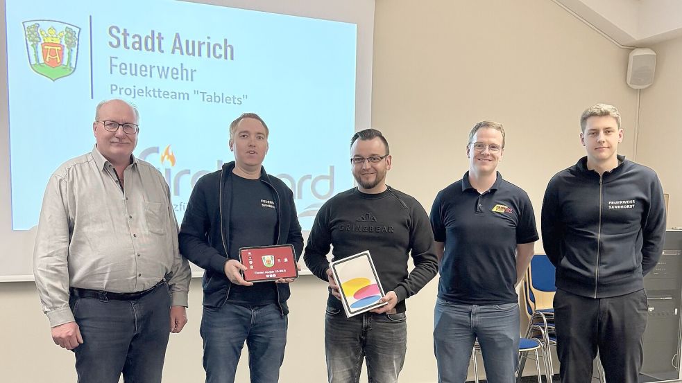 Stadtbrandmeister Heinz Hollwedel (von links) präsentiert zusammen mit den Arbeitsgruppen-Mitgliedern Dennis Hockmann, Gerrit Menssen, Daniel Janßen und Marvin Zieler die Tablets für die Auricher Feuerwehren. Fotos: privat