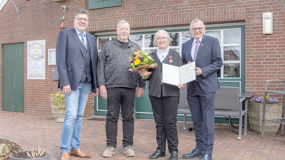 Freuen sich mit Hermine Valentin-Fischer über die hohe Auszeichnung (von links): Bürgermeister Gerhard Ihmels, Ehemann Jannes Heinrich Fischer und Landrat Olaf Meinen. Foto: privat