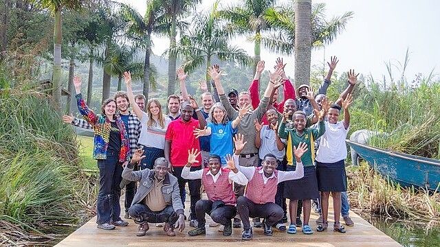Sie alle wollen dafür sorgen, dass die Kinder und Jugendlichen in Zukunft schnell und sicher zur Inselschule kommen: Das Projektteam der Hochschule Emden/Leer zusammen mit dem Verein Inselschule Uganda und der Lake Bunyonyi Community and Island Schools Association. Foto: privat