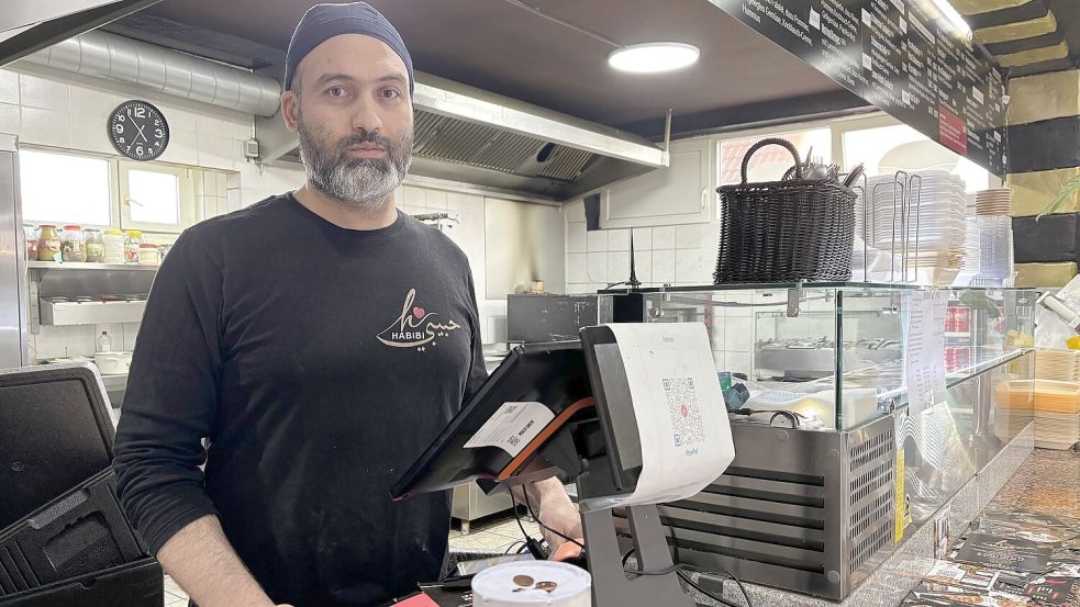 Haysam Alabdullah hat sein Hobby Kochen zum Beruf gemacht. Im Emder Stadtteil Borssum betreibt er einen syrischen Imbiss. Fotos: Hanssen