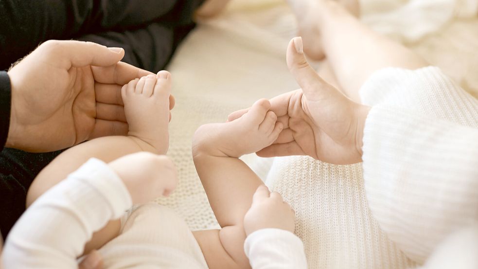 Auf natürlichem Wege können Sara und Lukas Scheidemann (Name geändert) keine Kinder bekommen. Sie entschieden, sich bei einer Adoptionsvermittlungsstelle zu bewerben. Foto: imago images/Cavan Images