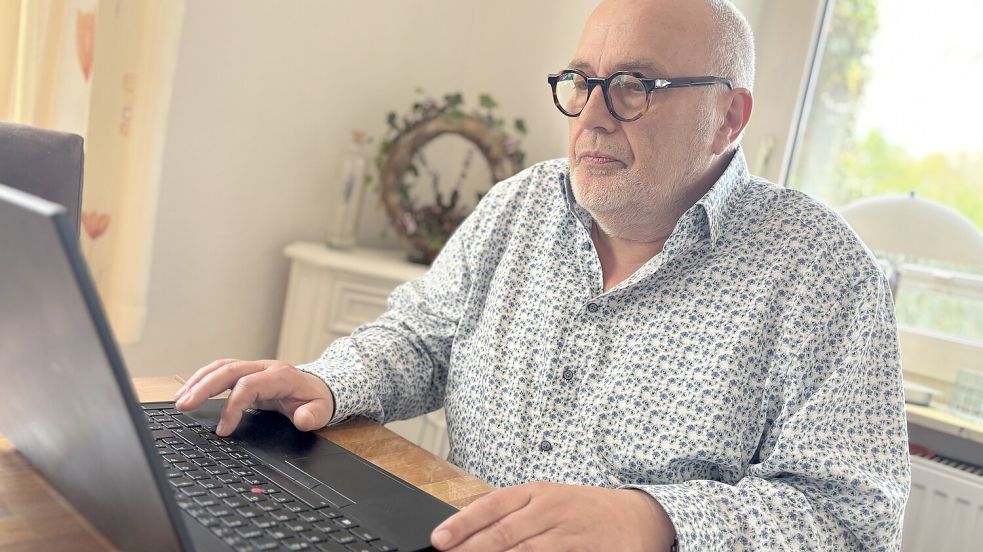 Viel Papierkrieg liegt hinter ihm, zahlreiche Mails gingen hin und her: Uwe Reeßing hat Ärger mit der AOK. Foto: Janßen