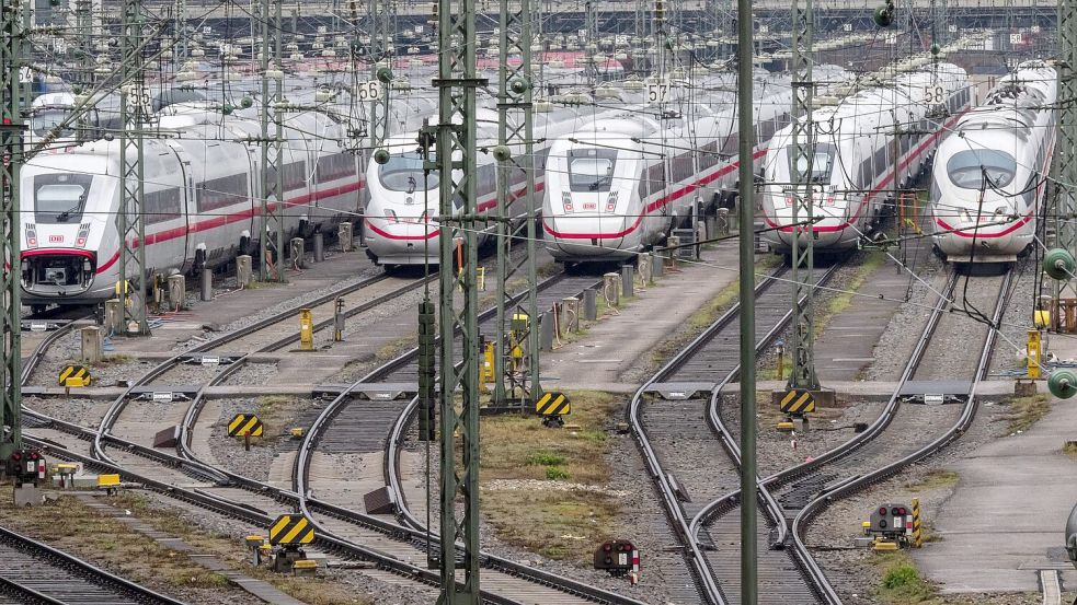 Auch in den kommenden Jahren dürfte für viele Bahn-Reisende nicht alles rund laufen. (Symbolbild) Foto: Peter Kneffel/dpa