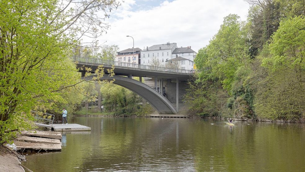 Der wochenlang vermisste sechsjährige Pawlos ist am Ostersonntag tot in der Lahn in Weilburg gefunden worden. Eine Obduktion hat nun ergeben, dass der Junge ertrunken ist. Foto: Helmut Fricke/dpa