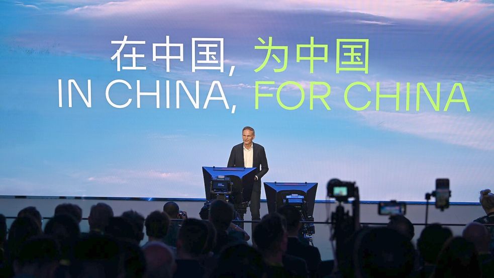 Volkswagen hat seine Strategie geändert und entwickelt in China Autos für China. Foto: Johannes Neudecker/dpa