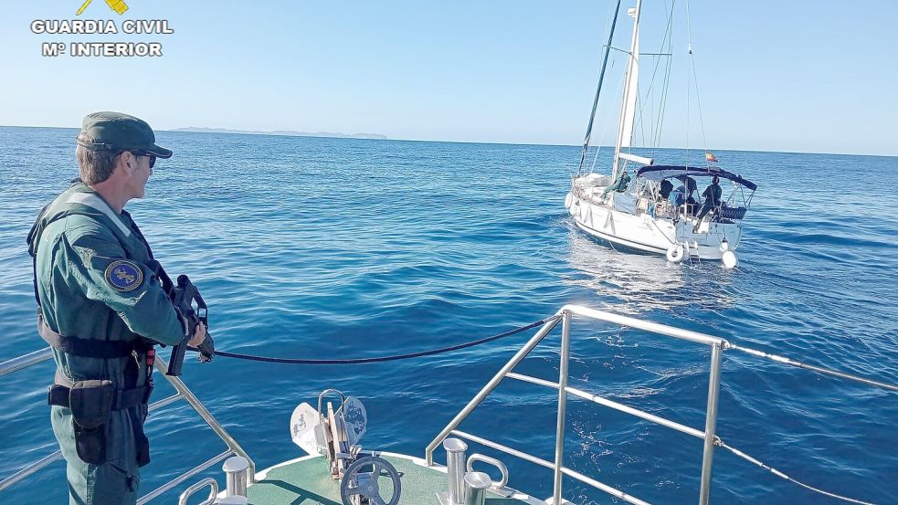 Wohin die beiden Obdachlosen mit dem auf Mallorca geklauten Segelboot wollten, ist unbekannt. Foto: ---/Guardia Civil Espana/dpa