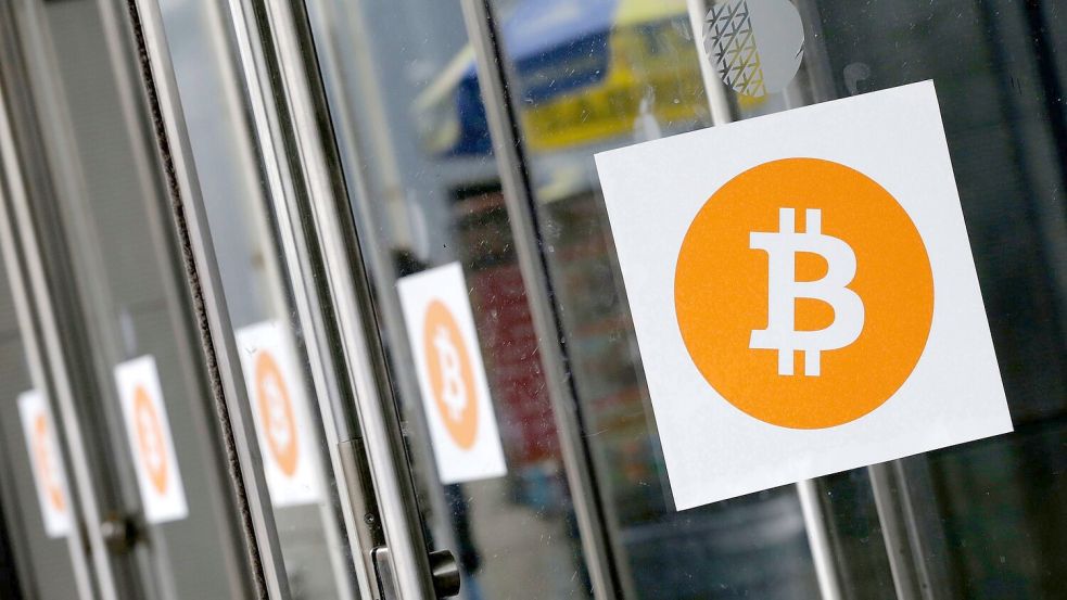 Die Kryptowährung Bitcoin ist über 88.000 Dollar gestiegen (Symbolbild) Foto: Mark Lennihan/AP/dpa