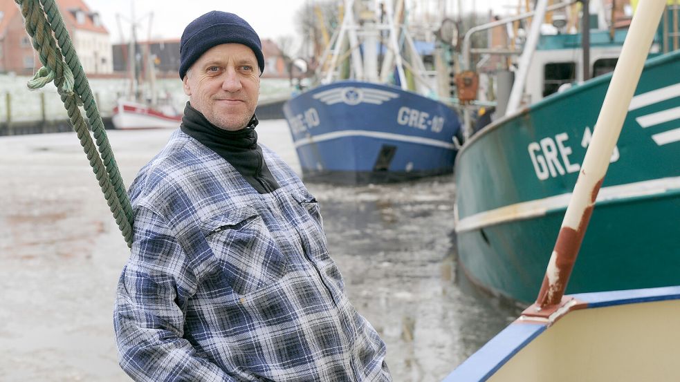 Der Greetsieler Fischer Gerold Conradi ging 2019 in den Vorruhestand. Hier ist er im Jahr 2013 an der Reling seines Kutters zu sehen. Foto: Wagner/dpa