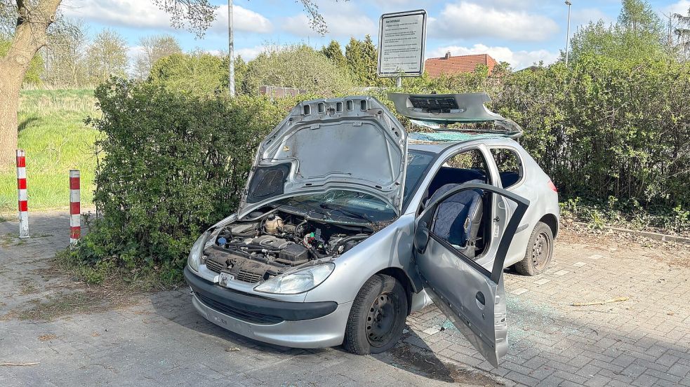 Das auf einer öffentlichen Parkfläche abgestellte Fahrzeug ist in letzter Zeit stark beschädigt worden. Die Autoscheiben wurden eingeworden, auf der Pflasterung liegen sehr viele Glassplitter herum. Foto: Marius Ammermann