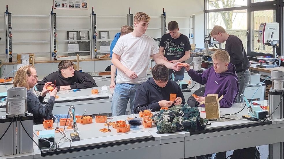 Praxisnahen Unterricht erlebten die Schüler des Elektrotechnischen Gymnasiums der BBS 2 Aurich. Hochkonzentriert bauten sie das Innenleben der Open-Bike-Sensoren. Foto: privat