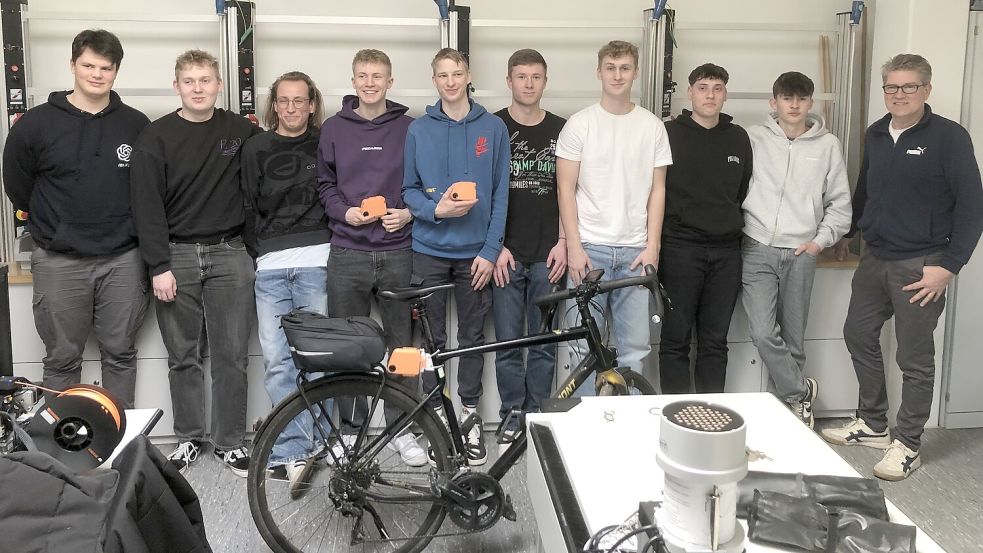 Die Schüler zeigen ein mit einem Open-Bike-Sensor ausgestattetes Fahrrad. Foto: privat