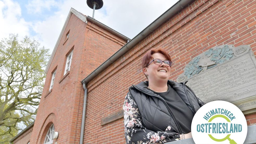 Die alte Schule mit dem Türmchen ist ein markanter Punkt in Schwerinsdorf. Nicole Roos mag das Gebäude. Foto: Ortgies