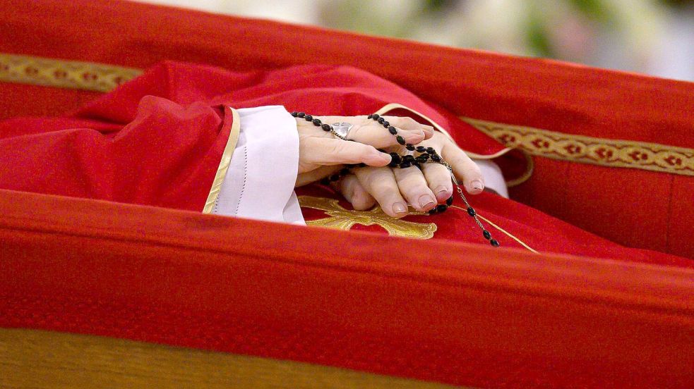 Franziskus wurde zunächst in der Kapelle seiner Residenz Santa Marta im Vatikan aufgebahrt. Foto: Vatican Media/Vatican Media/AP/dpa