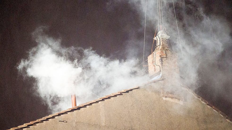Steigt weißer Rauch auf, ist klar: Es gibt einen neuen Papst. (Archivbild) Foto: picture alliance / dpa