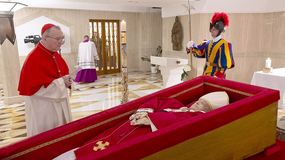 Der tote Papst Franziskus liegt nun in der Kapelle seiner Residenz Santa Marta im offenen Sarg. Foto: Vatican Media/Vatican Media/AP/dpa