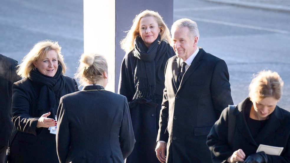 Am 18. Februar dieses Jahres besuchten Bettina und Christian Wulff gemeinsam den Trauergottesdienst für den verstorbenen früheren Bundespräsidenten Horst Köhler. (Archivbild) Foto: Bernd von Jutrczenka/dpa