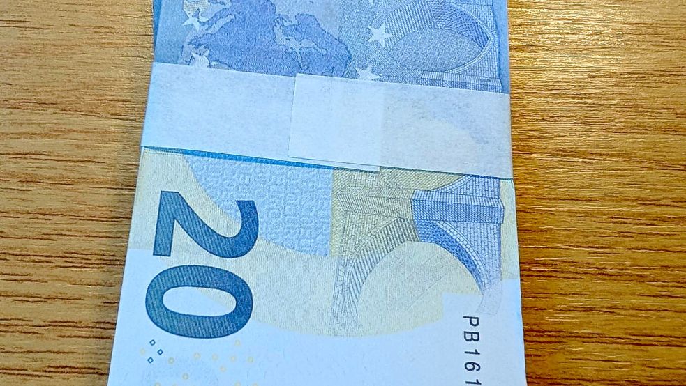 Insgesamt 198 täuschend echt aussehende 10-Euro- und 20-Euro-Scheine führte der Jugendliche mit. Foto: Bundespolizei