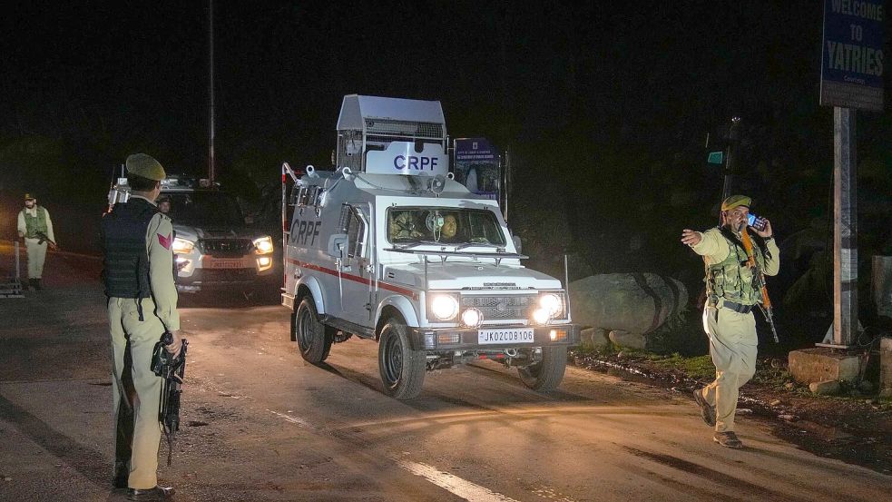 Indische Polizisten kontrollieren Straßen im Süden Kaschmirs, nachdem dort Angreifer wahllos das Feuer auf Touristen eröffnet haben. Foto: Dar Yasin/AP/dpa