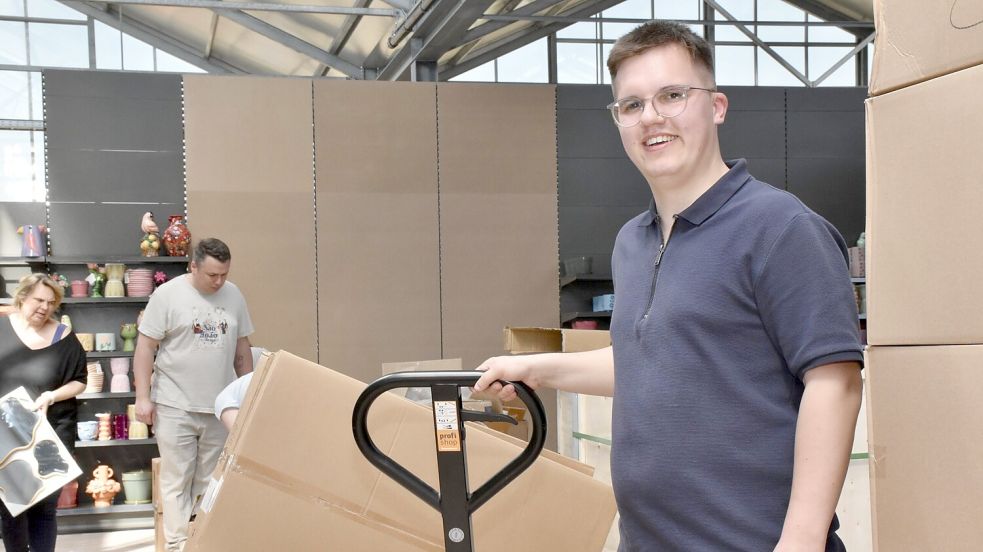 Packt mit an: Jan-Philipp Ostmann ist der Betriebsleiter des neuen Gartencenters von Blumen Ostmann in Emden. Mit dem Visbeker ist die dritte Generation ins Familienunternehmen eingestiegen. Foto: Normann Berg
