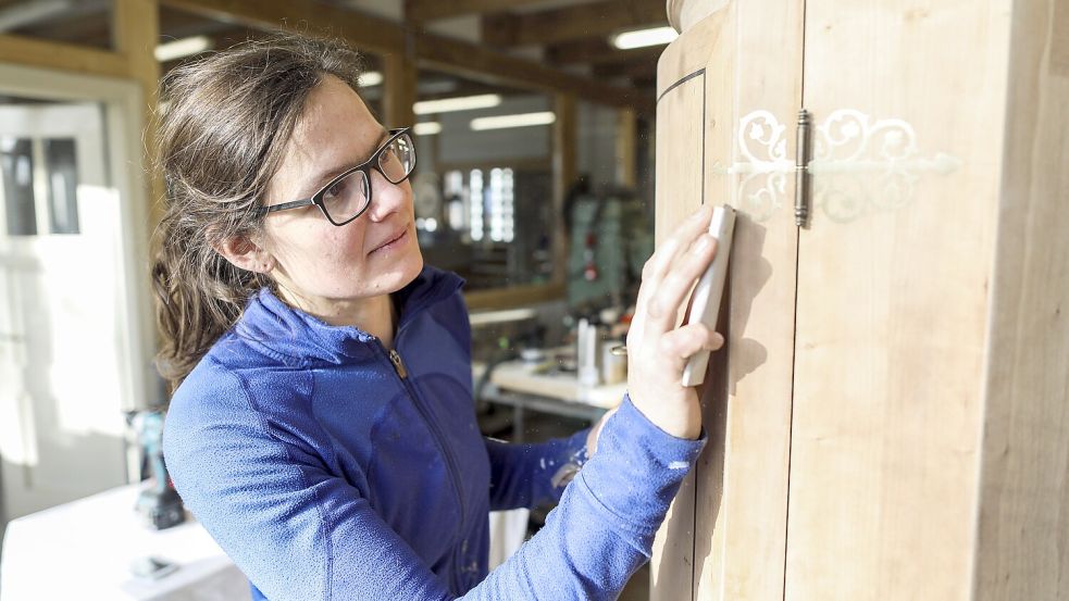 Tischlermeisterin Johanna Röh in ihrer Werkstatt in Alfhausen: Sie ist zum Gesicht im Kampf für den Mutterschutz für Selbstständige geworden. Foto: Michael Gründel
