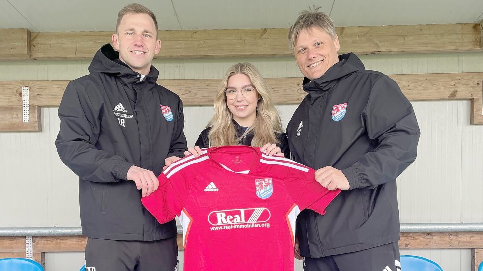 Die Trainer Jan-Henrik Koppelkamm (links) und Co-Trainer Otmar Jetses freuen sich über Neuzugang Pia Hainz. Foto: Privat