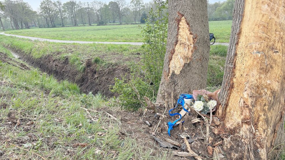 An der Unfallstelle wurden am Montag Blumen niedergelegt. Foto: Marion Janßen