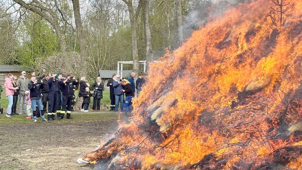 Im Landkreis Aurich brannten am Ostersonnabend mehrere tausend Osterfeuer, darunter auch einige größere öffentliche Feuer wie hier in Wiegboldsbur. Foto: Holger Janssen
