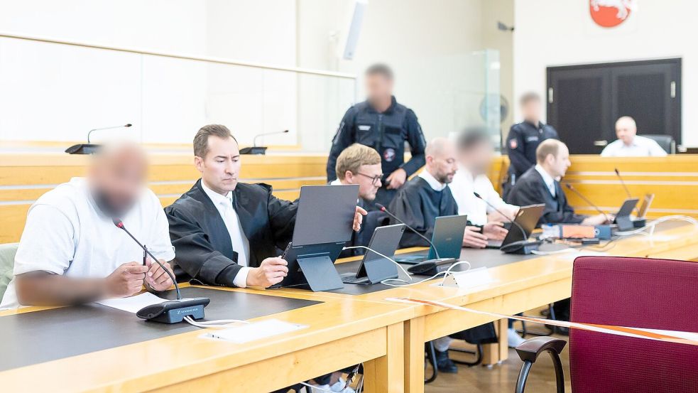 Der Staatsanwalt soll eine Kokain-Bande vor einer Razzia gewarnt haben. Ein weiterer Mann ist wegen Beihilfe angeklagt. Foto: Moritz Frankenberg/dpa
