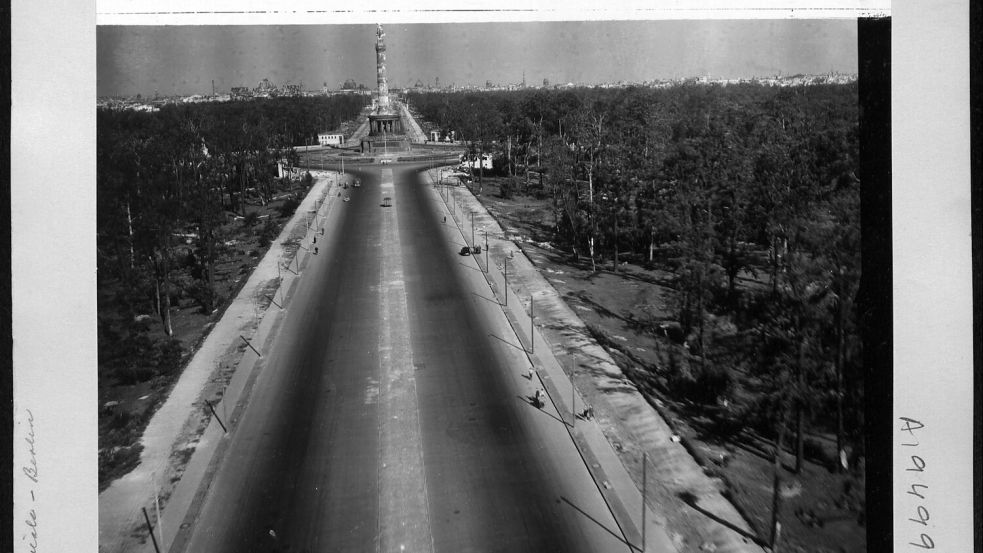 Die heutige „Straße des 17. Juni“, umrandet vom Tiergarten Berlin, aus der Vogelperspektive im August 1945. Foto: IMAGO/piemags