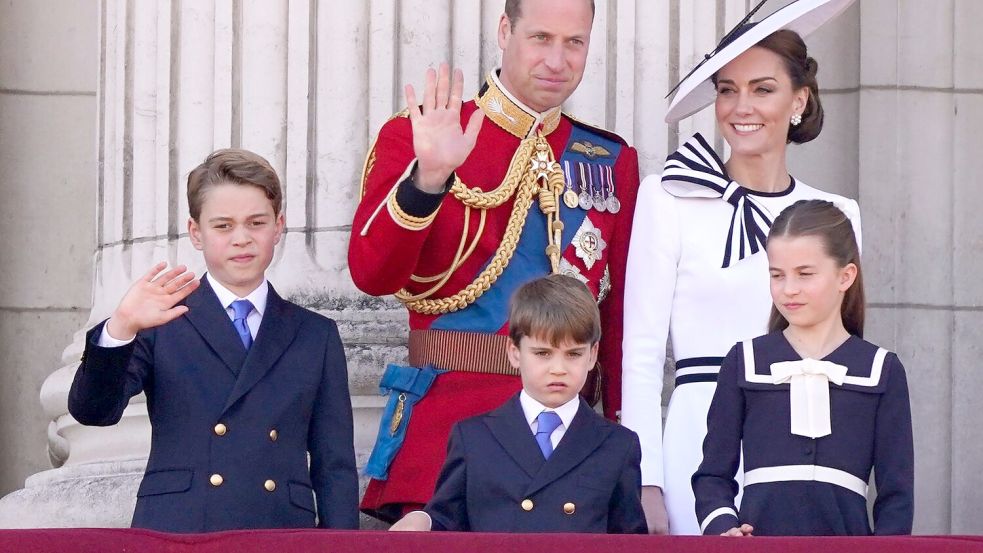 Schon sieben Jahre alt: Prinz Louis (M.) ist das jüngste Kind von William und Kate. (Archivbild) Foto: Alberto Pezzali/AP