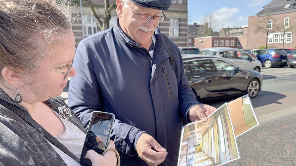 Einblicke ins Innere der Perle, die nicht zugänglich ist: Stadtführer Arend Stiegert hat Bilder für den Premierengast Mareike Mannow. Foto: Schuurman