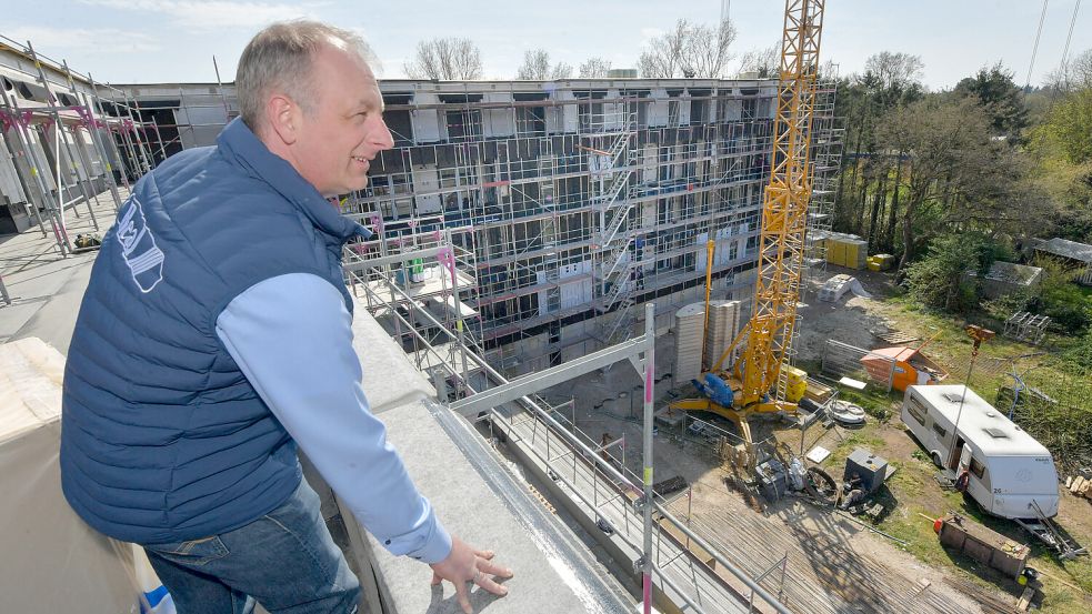 Von oben werden die Ausmaße des Gebäudes deutlich: Das Gesundheidshuus hat vier Etagen und ein Staffelgeschoss. Real-Geschäftsführer Michael Otto hat uns den Rohbau gezeigt. Foto: Klaus Ortgies