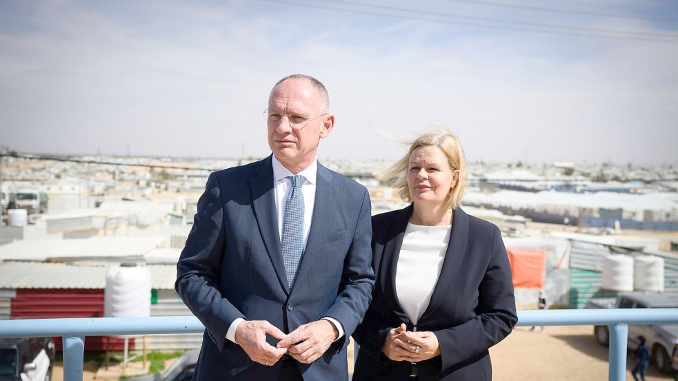 Ende März wollte Nancy Faeser (SPD), geschäftsführende Bundesinnenministerin, mit ihrem österreichischen Amtskollegen, Gerhard Karner, erst nach Jordanien und dann nach Syrien fliegen. Doch die beiden Minister brachen nach Hinweisen auf aktuelle Sicherheitsrisiken für westliche Delegationen in Syrien ihre Reise ab und flogen von Amman zurück nach Europa. (Archivfoto) Foto: Bernd von Jutrczenka/dpa