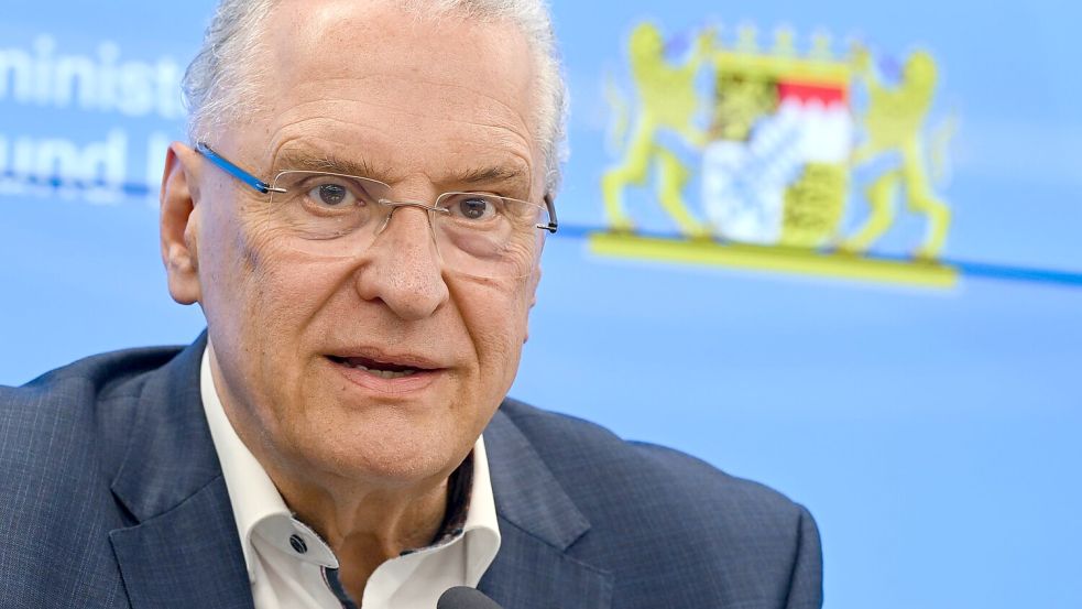 Bayerns Innenminister Joachim Herrmann (CSU) hält nichts von Erkundungsreisen für Flüchtlinge nach Syrien. (Archivfoto) Foto: Arne Dedert/dpa