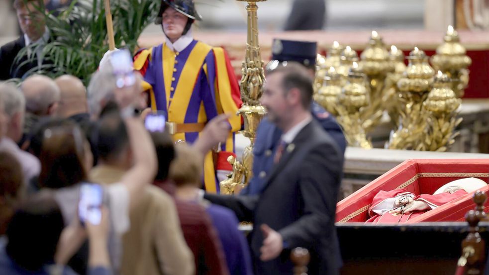 Gläubige stehen im Petersdom an für eine letzte Ehrerweisung an Papst Franziskus. Foto: Christoph Reichwein/dpa